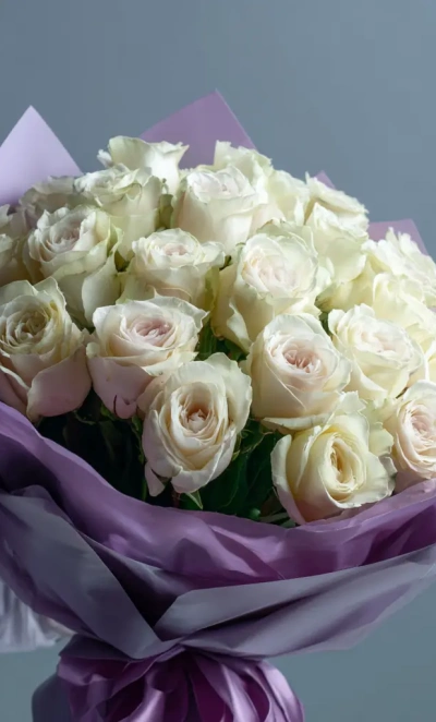 Белые розы «Нежность вечера»