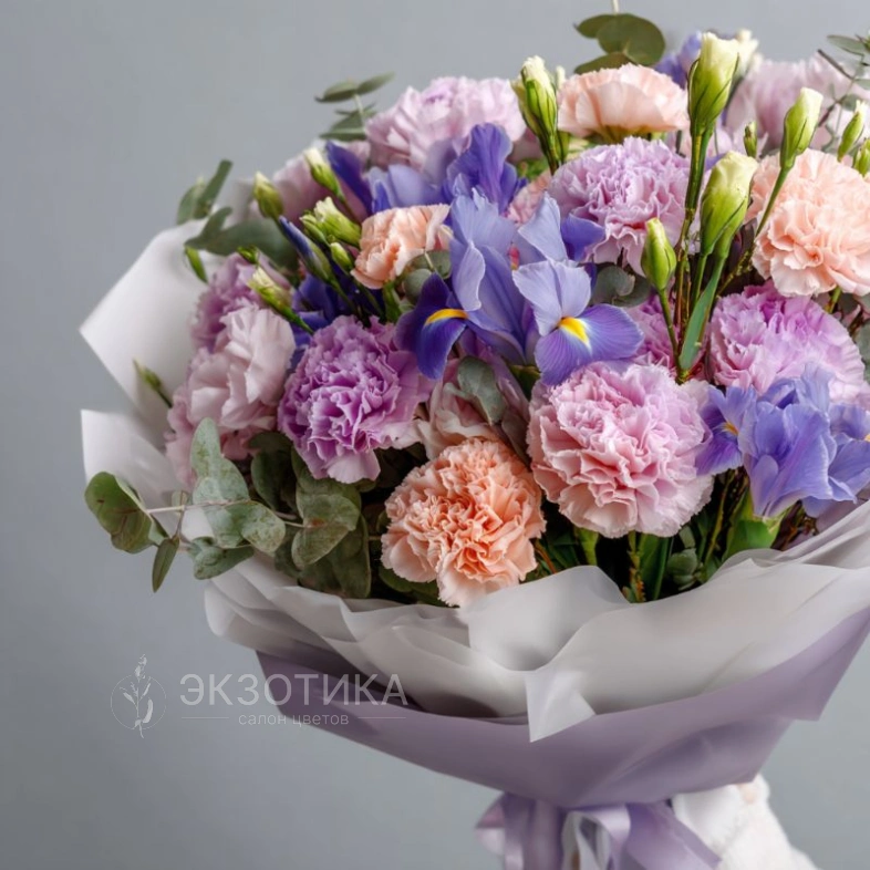 Букет с гвоздиками &laquo;Гармония оттенков&raquo;