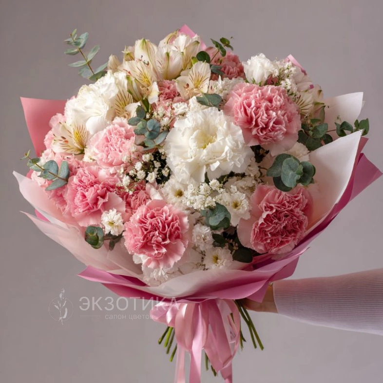 Букет с гвоздиками &laquo;Нежный румянец&raquo;