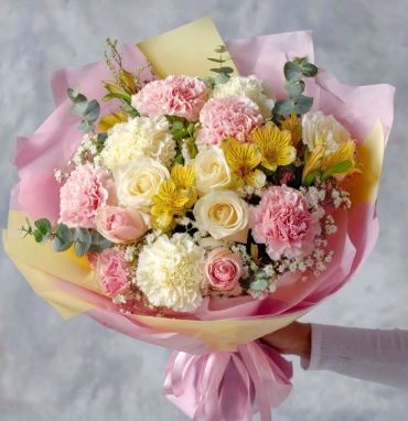 Букет с гвоздиками «Яркий момент»