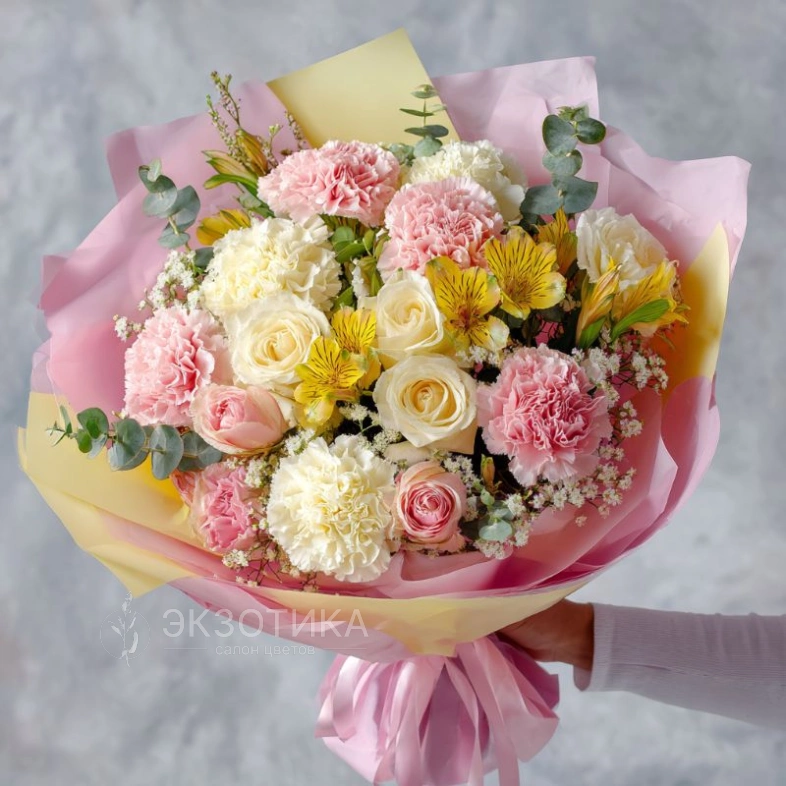 Букет с гвоздиками &laquo;Яркий момент&raquo;