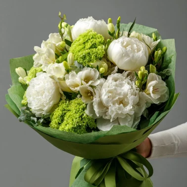 Букет с пионами «Нежный оазис»