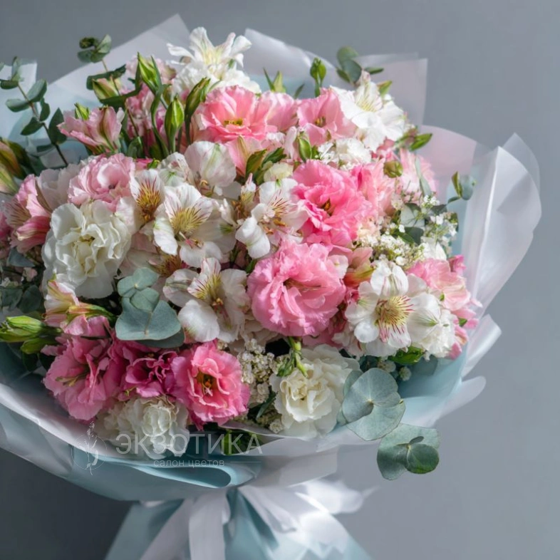 Букет с эустомами &laquo;Утренний бриз&raquo;