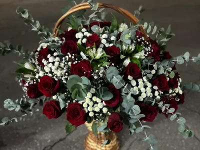 Корзина сборная из роз и альстромерий «Вечер воспоминаний»