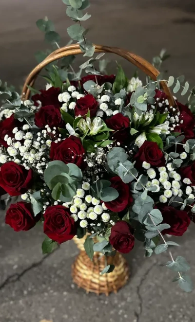 Корзина сборная из роз и альстромерий «Вечер воспоминаний»