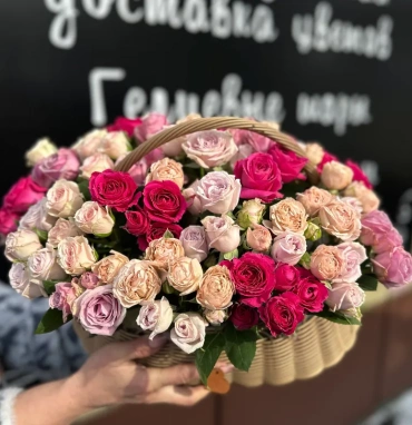 Корзина из кустовых роз «Роскошь»