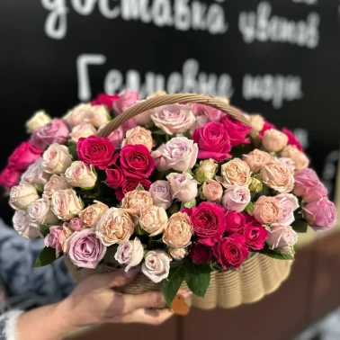 Корзина из кустовых роз «Роскошь»