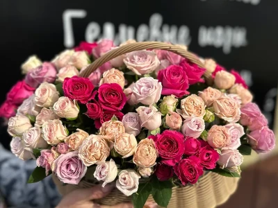 Корзина из кустовых роз «Роскошь»