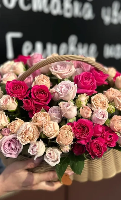 Корзина из кустовых роз «Роскошь»