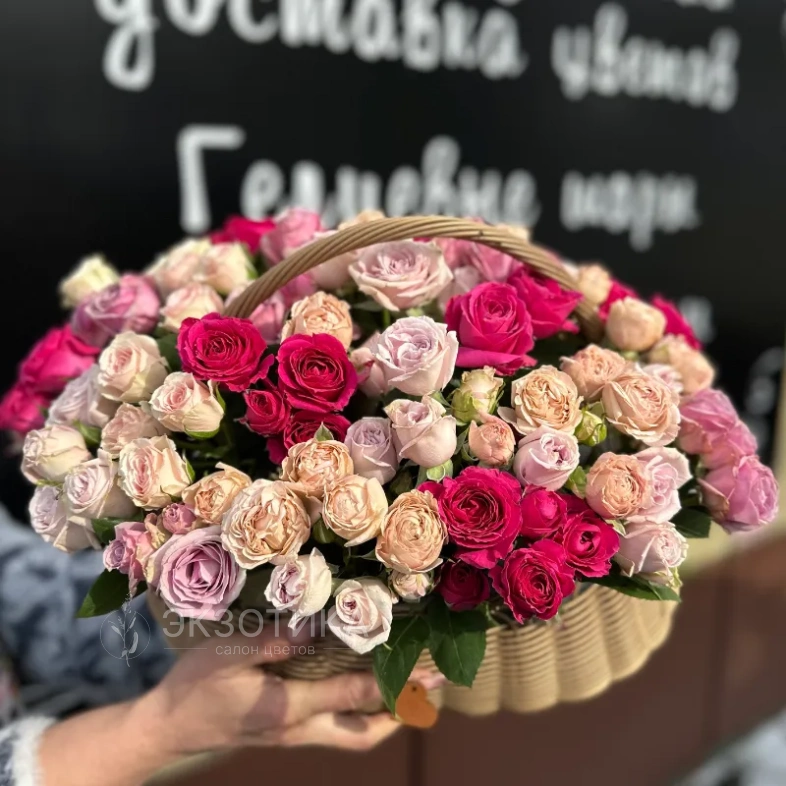 Корзина из кустовых роз &laquo;Роскошь&raquo;