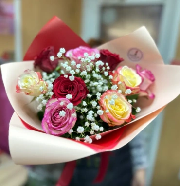 Букет с розами и грсофилой «Калейдоскоп»