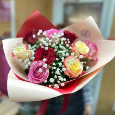 Букет с розами и грсофилой «Калейдоскоп»