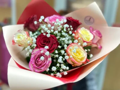 Букет с розами и грсофилой «Калейдоскоп»