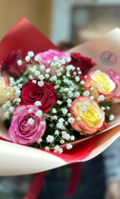 Букет с розами и грсофилой «Калейдоскоп»