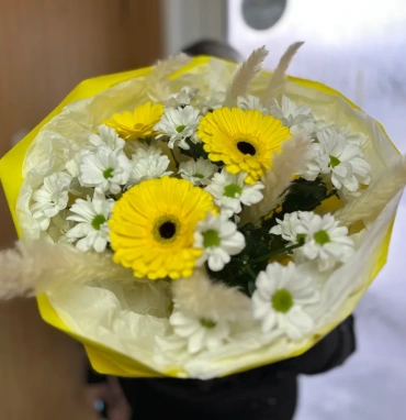 Букет из Гербер и хризантем «Яркое солнышко»