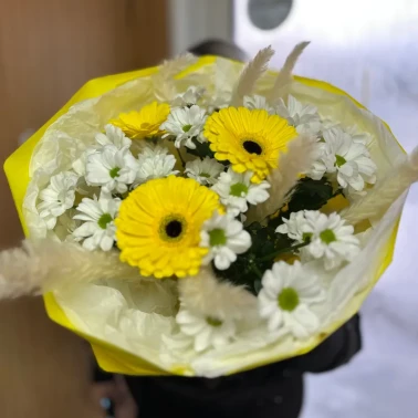 Букет из Гербер и хризантем «Яркое солнышко»