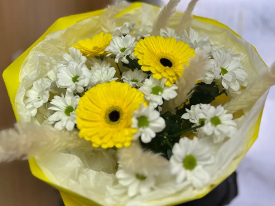 Букет из Гербер и хризантем «Яркое солнышко»