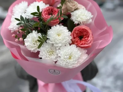 Букет с розами и хризантемами «Нежность»