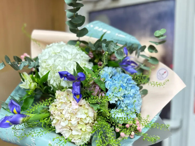 Букет из гортензий и ирисов «Роскошная жизнь»