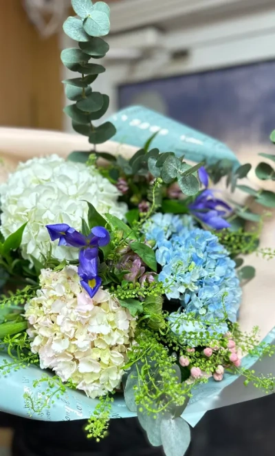 Букет из гортензий и ирисов «Роскошная жизнь»