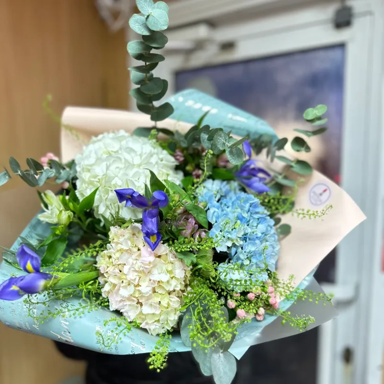 Букет из гортензий и ирисов &laquo;Роскошная жизнь&raquo;