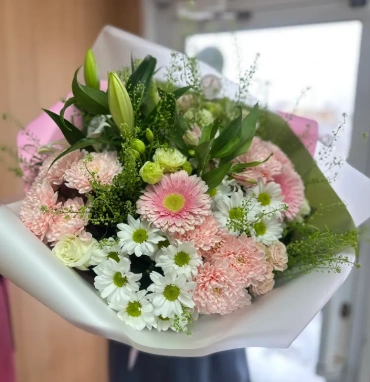 Букет из лилии и хризантем «Аромат лета»