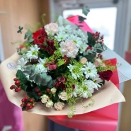 Букет из альстромерии и кустовой розы &laquo;Винная ягода&raquo; 0