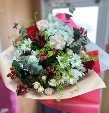 Букет из альстромерии и кустовой розы «Винная ягода»