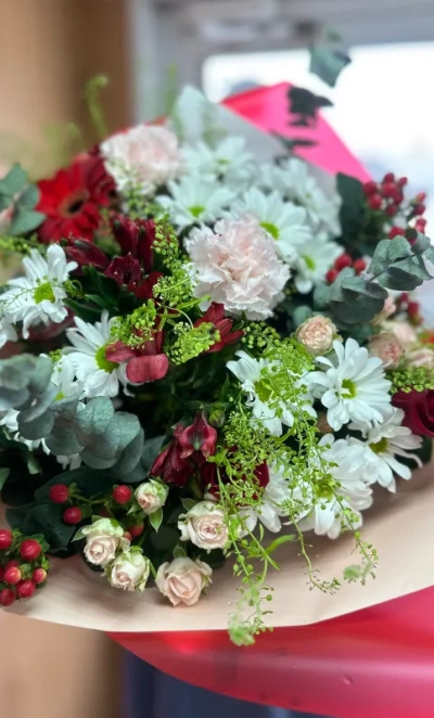 Букет из альстромерии и кустовой розы «Винная ягода»