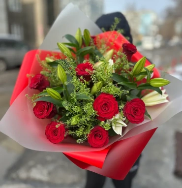 Букет из лилий и роз «Красный бархат»