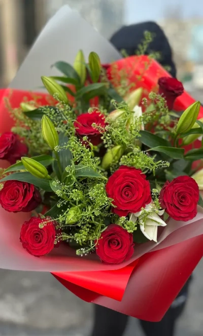 Букет из лилий и роз «Красный бархат»
