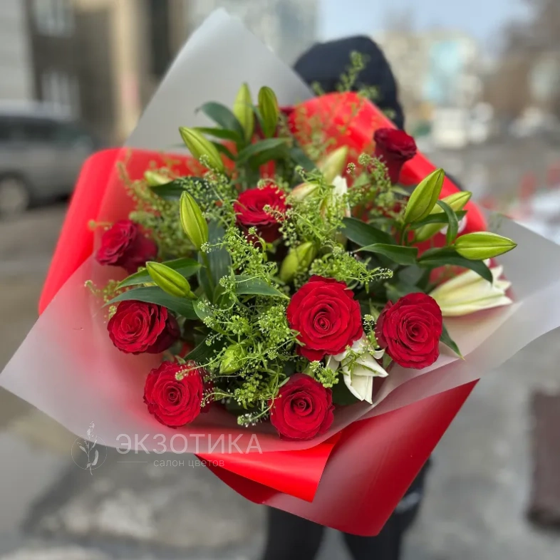 Букет из лилий и роз &laquo;Красный бархат&raquo;