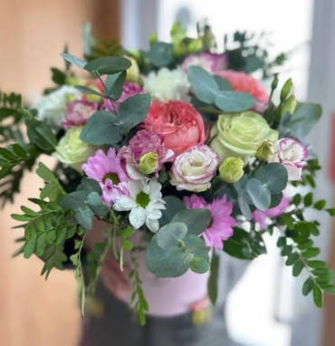 Коробочка с эустомой и розой «Райский запах»