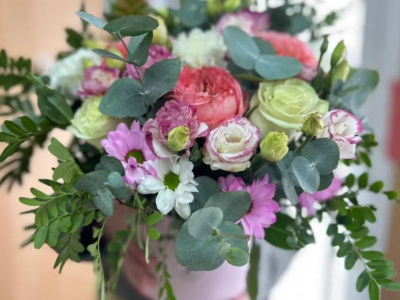 Коробочка с эустомой и розой «Райский запах»