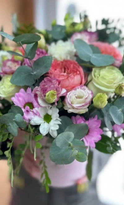 Коробочка с эустомой и розой «Райский запах»