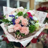 Букет из диантусов и кустовых хризантем &laquo;Ягодка&raquo; 0