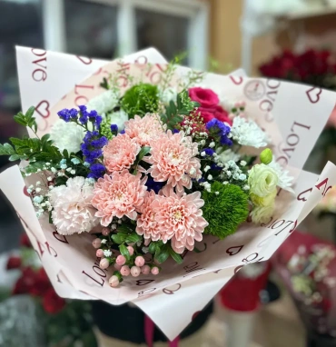 Букет из диантусов и кустовых хризантем «Ягодка»