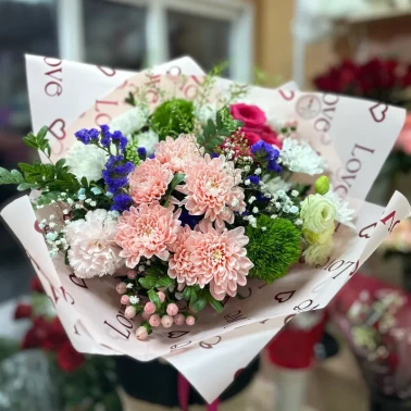 Букет из диантусов и кустовых хризантем «Ягодка»