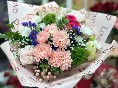 Букет из диантусов и кустовых хризантем «Ягодка»