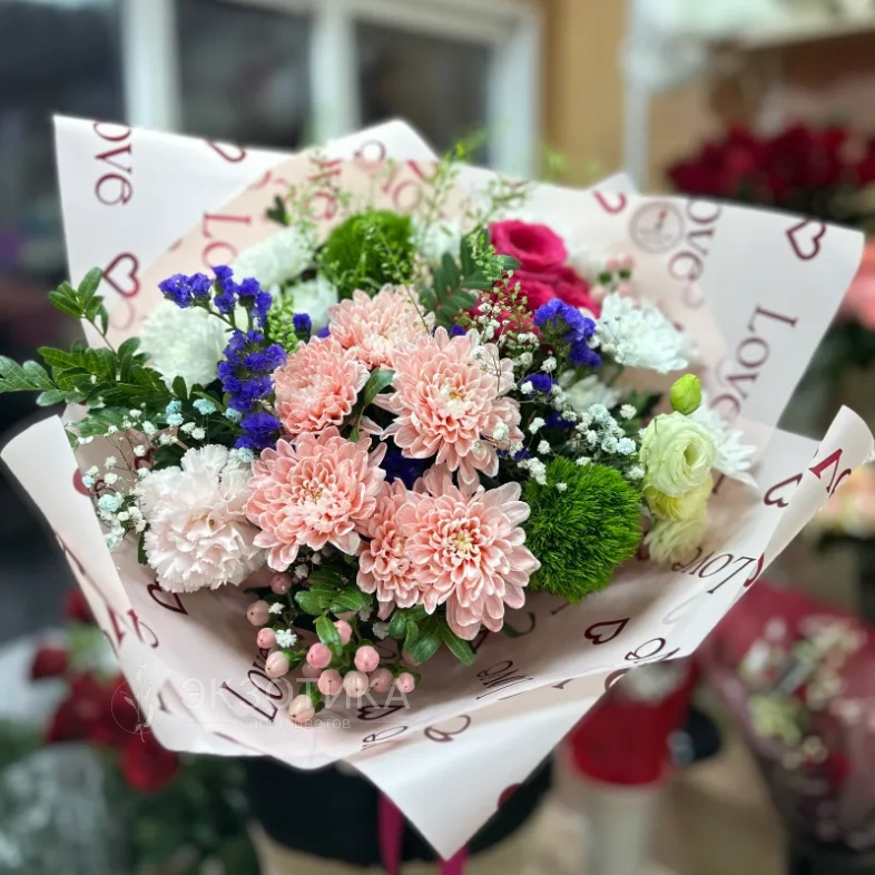 Букет из диантусов и кустовых хризантем &laquo;Ягодка&raquo;