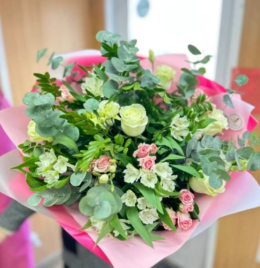 Букет из кустовых роз и альстромерий «Свежесть утра»