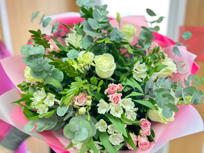 Букет из кустовых роз и альстромерий «Свежесть утра»