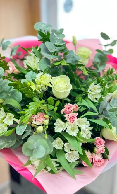 Букет из кустовых роз и альстромерий «Свежесть утра»