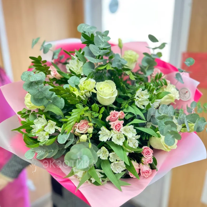 Букет из кустовых роз и альстромерий &laquo;Свежесть утра&raquo;