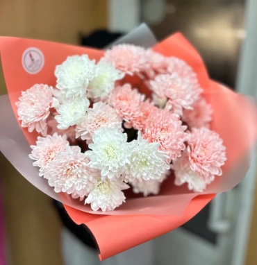 Букет из кустовых хризантем «Сочный персик»