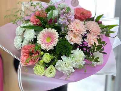 Букет из диантусов и Гербер «Цветущий сад»