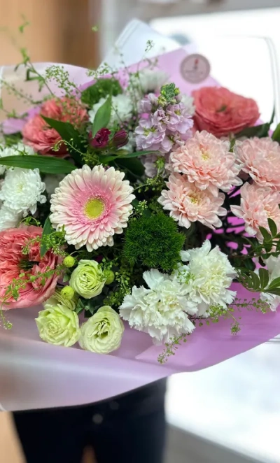 Букет из диантусов и Гербер «Цветущий сад»