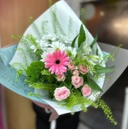 Букет из Гербер и кустовой розы &laquo;Приятная неожиданность&raquo; 0