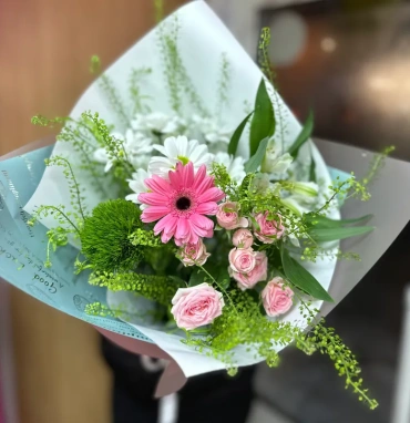 Букет из Гербер и кустовой розы «Приятная неожиданность»