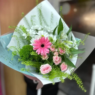 Букет из Гербер и кустовой розы «Приятная неожиданность»